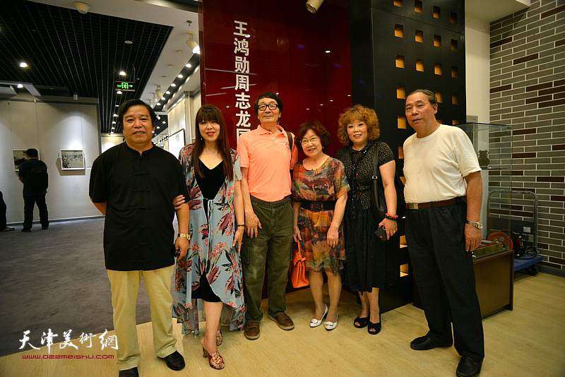 左起：李耀春、萧冰、张胜、萧冰妈妈、赵新立、郭凤祥在画展现场。