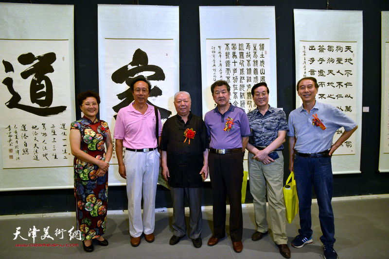 左起：严慈利、李文祥、李家尧、王学书、杜仲华、马竞在展览现场。