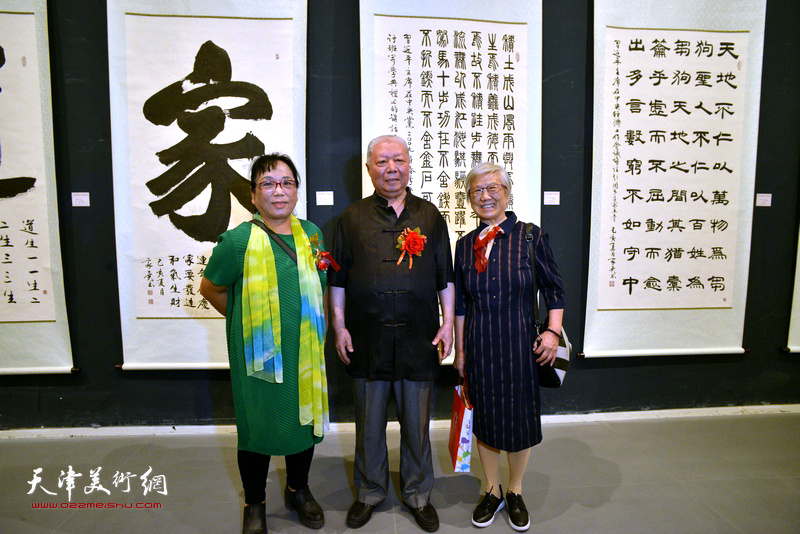 李家尧与董云华、罗凌在展览现场。