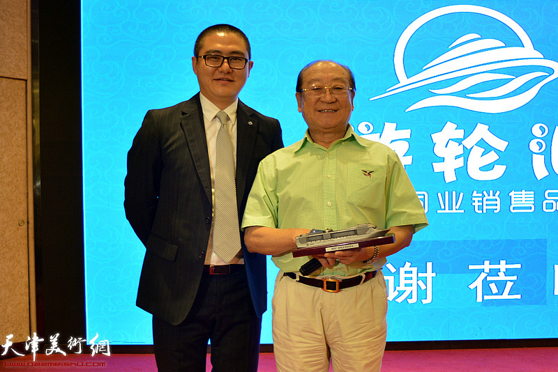 地中海邮轮北中国区销售总监王寰向魏文亮先生赠送MSC·辉煌号模型。