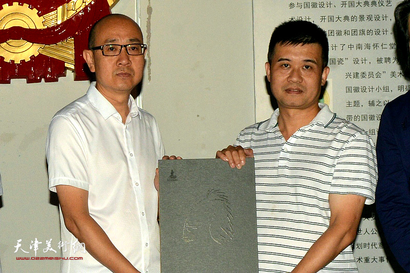 厦门市张仃美术馆向天津美术馆捐赠16卷《张仃全集》作为馆藏文献。
