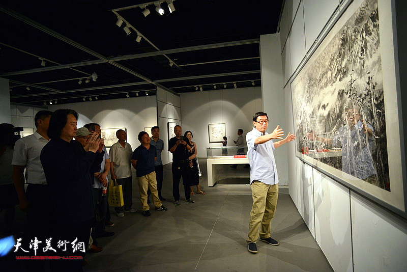 王鲁湘在展览现场介绍张仃的艺术成就和作品。