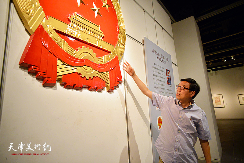 王鲁湘在展览现场介绍张仃的艺术成就和作品。