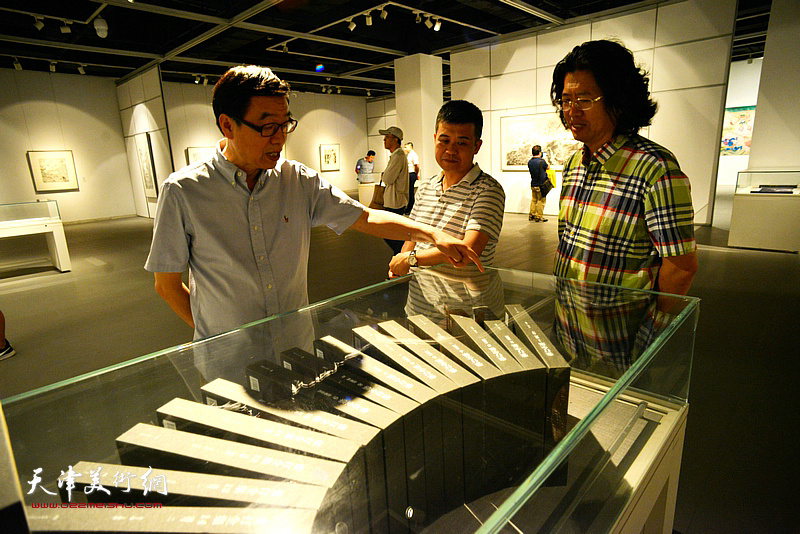 王鲁湘、蔡向前、王伯揆在观看展出的展品。