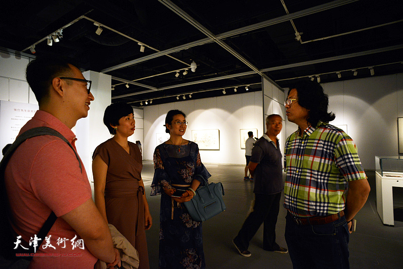 王伯揆在张仃艺术展现场与嘉宾交流。