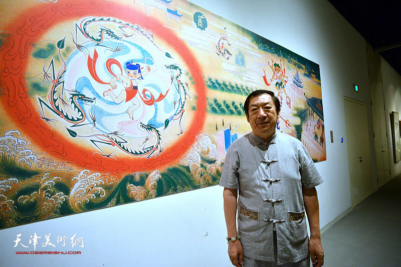 孙玉河在张仃艺术展现场。