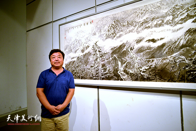 曹国年在张仃艺术展现场。