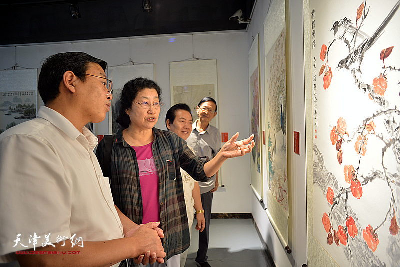 张永敬向刘志凯介绍展出的作品。