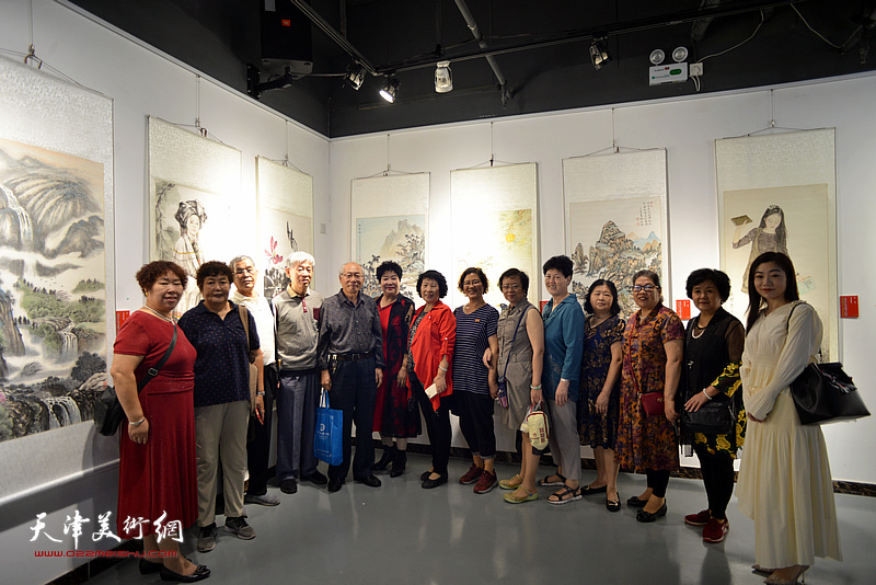张斌、蔡金顺等部分参展作者在展览现场。