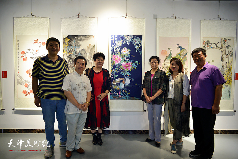 左起：胥勇、李锐钧、张斌、张永敬、爱新觉罗·恒美松、刘经章在展览现场。