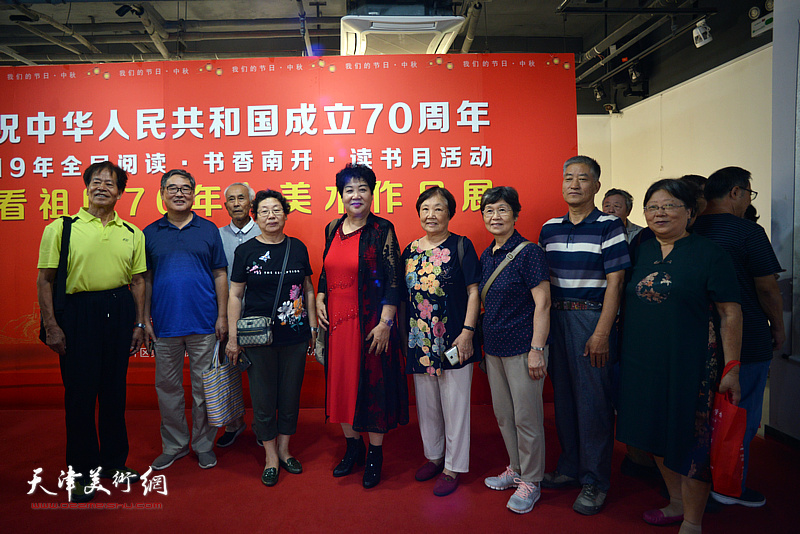 张斌与部分参展作者在展览现场。