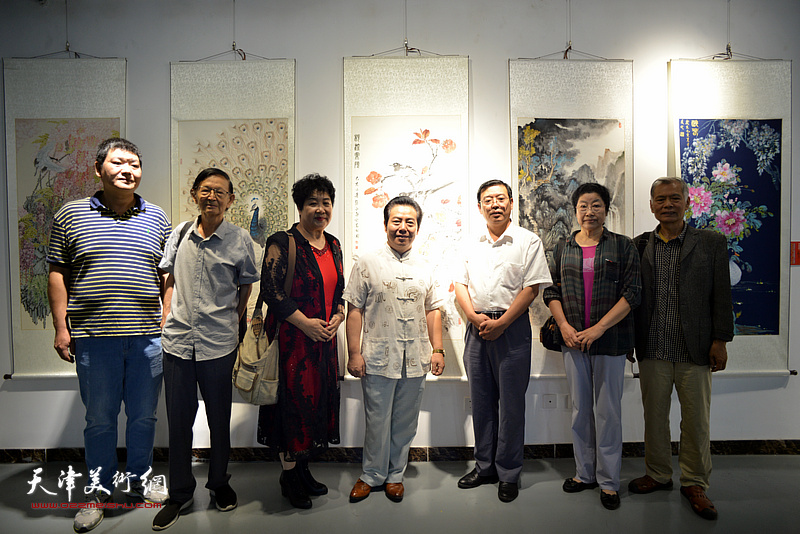 左起：胥勇、房师武、张斌、李锐钧、刘志凯、张永敬、路中跃在展览现场。