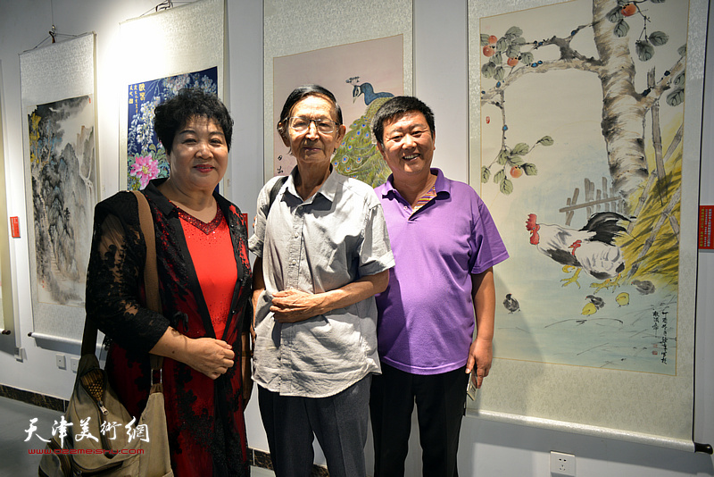 左起：张斌、房师武、刘经章在展览现场。