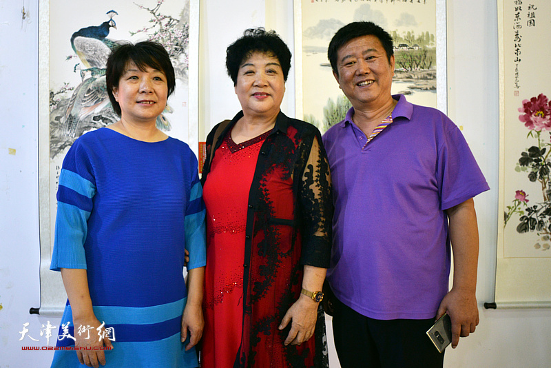 左起：朱红、张斌、刘经章在展览现场。