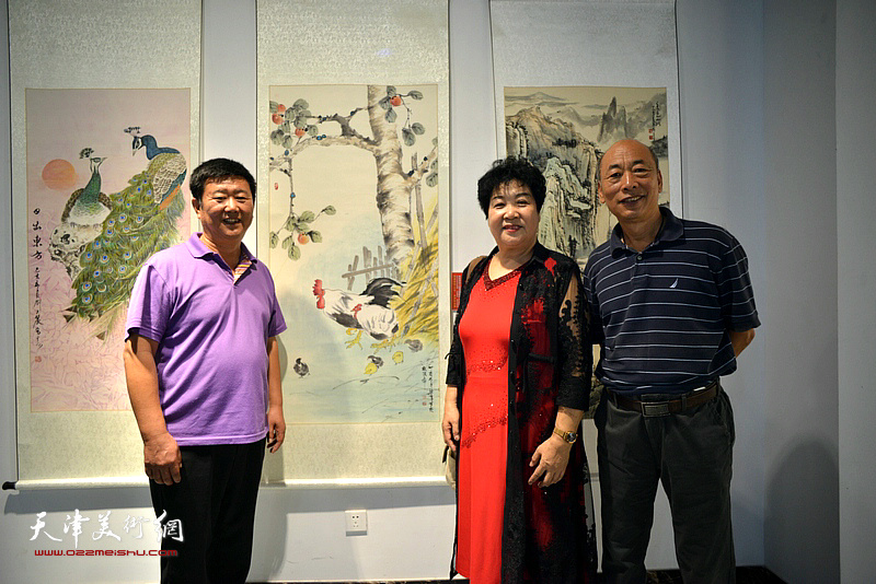 左起：刘经章、张斌、潘德明在展览现场。