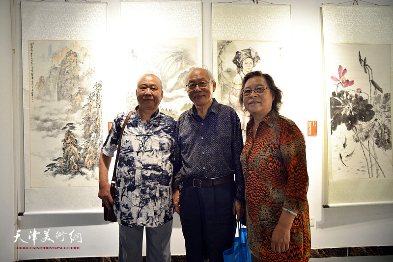 蔡金顺、李志杰等在展览现场。