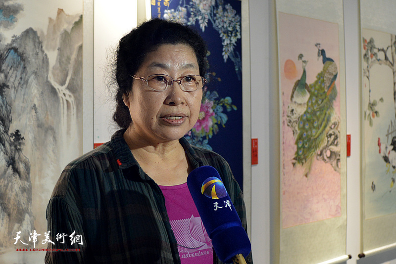张永敬在展览现场接受媒体采访。