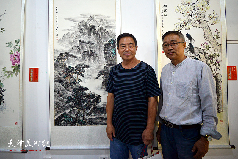 房继华、杨文通在展出的作品前。