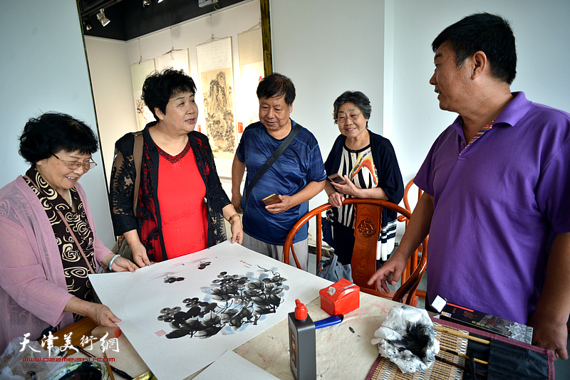 张斌、刘经章、李静娴在书画交流活动现场。 