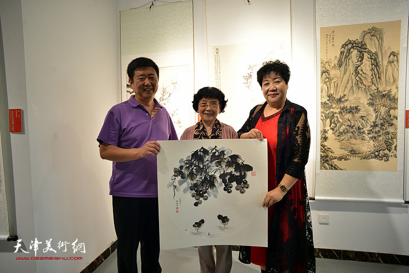 张斌、刘经章、李静娴在书画交流活动现场。 