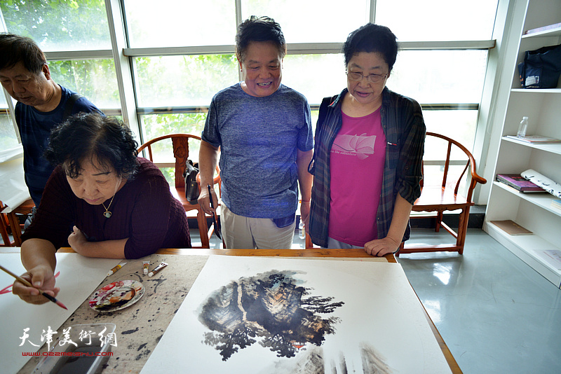 张永敬、刘鸿俊在书画交流活动现场。 