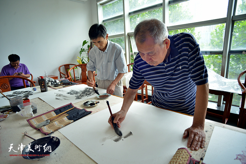 南开区的书画家们在书画交流活动现场。 