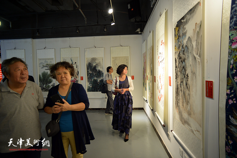 “我看祖国70年”南开区美术作品展现场。