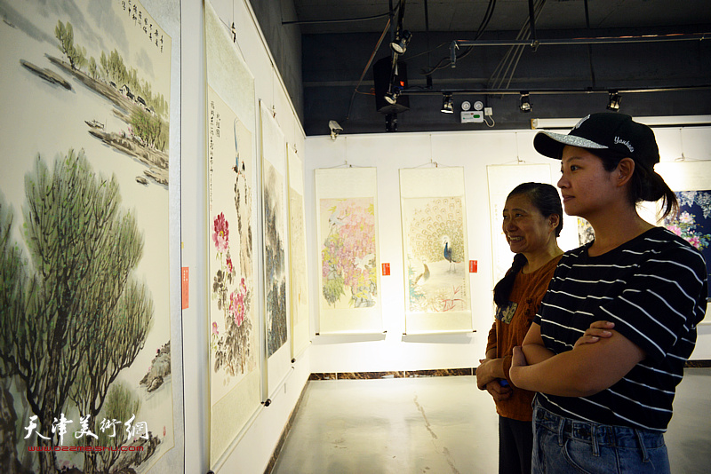 “我看祖国70年”南开区美术作品展现场。