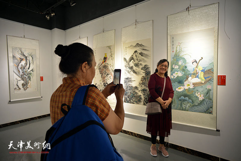 “我看祖国70年”南开区美术作品展现场。