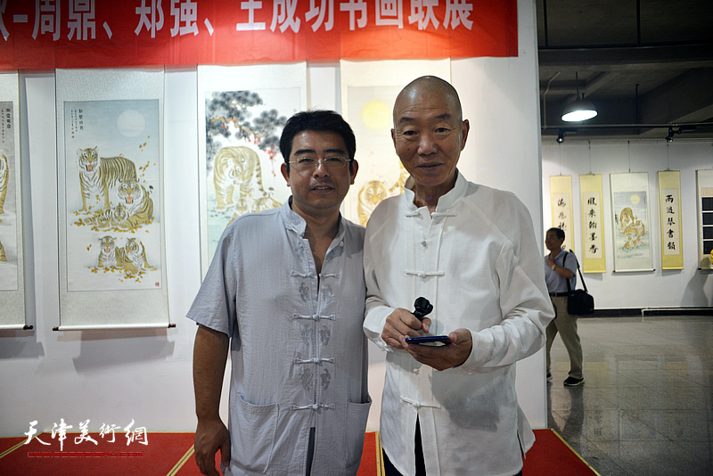 郑强与赵津生在展览现场。