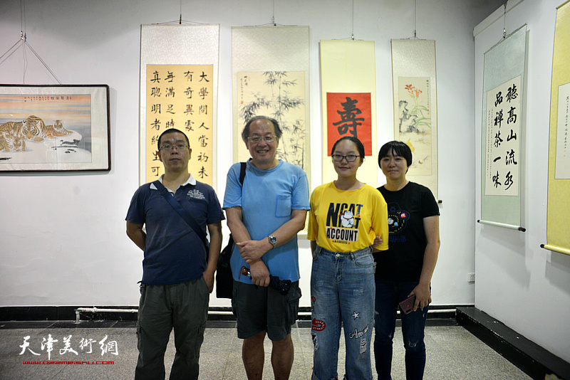 姜钧杰、田罡与书画爱好者在展览现场。