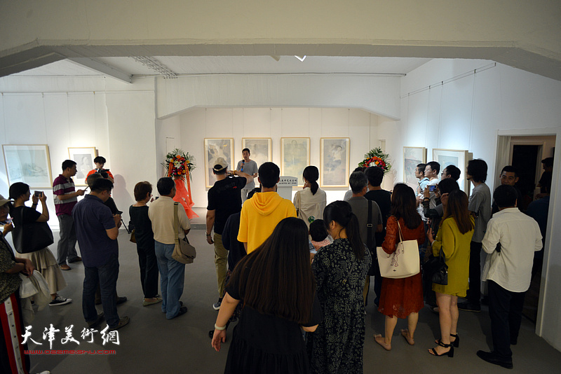  “高玉国个展·工笔艺术与当代女性的审美作品展”开幕仪式现场。