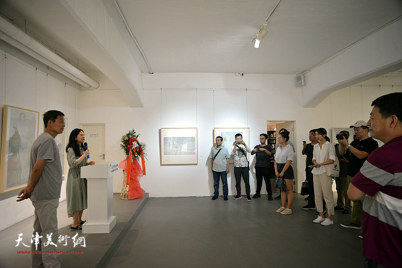  “高玉国个展·工笔艺术与当代女性的审美作品展”在北京798艺术区三度半艺术空间开幕。