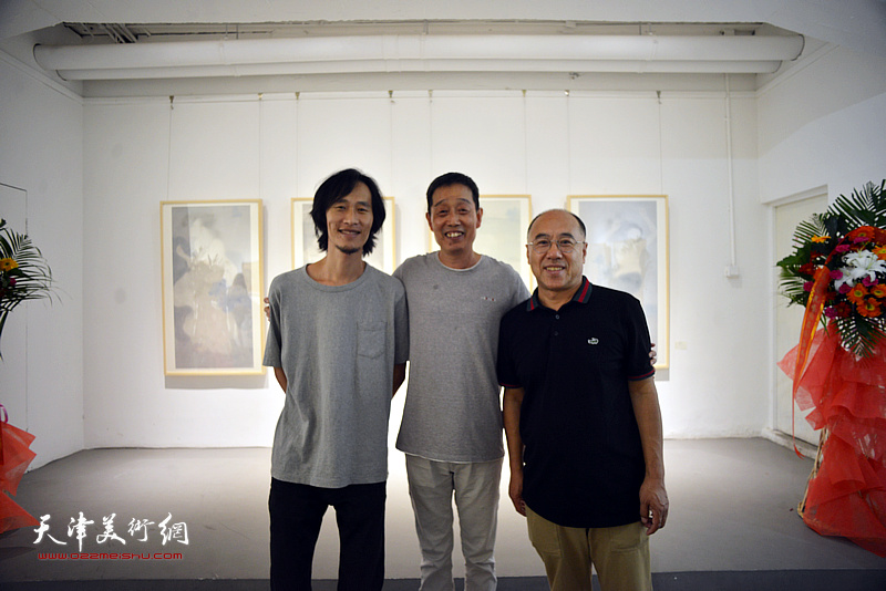 艺术家高玉国教授和来宾在画展现场。
