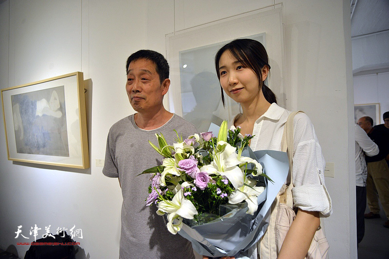 艺术家高玉国教授和来宾在画展现场。