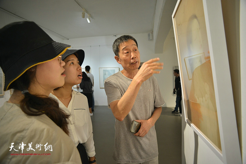 艺术家高玉国教授向观众介绍展出的作品。