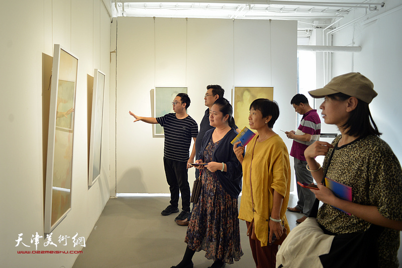 “高玉国个展·工笔艺术与当代女性的审美作品展”现场。