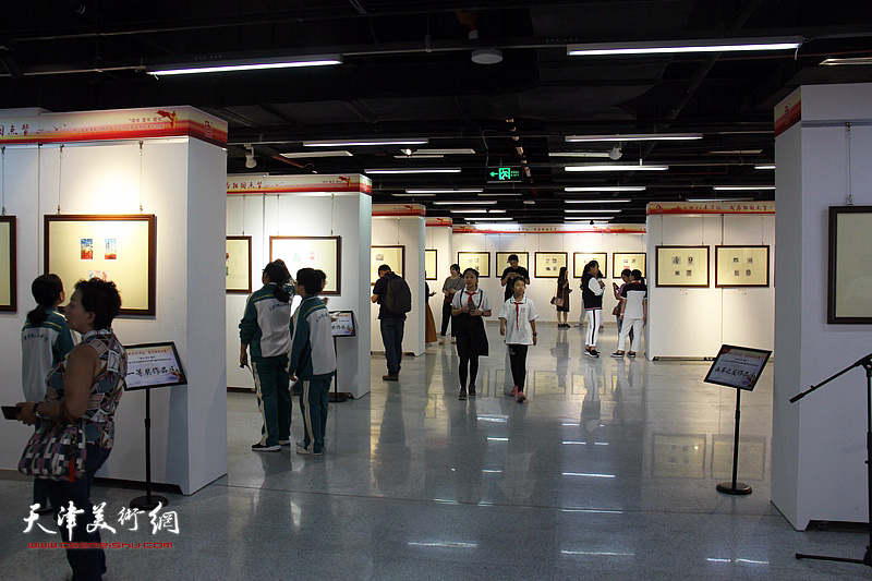 第八届天津市河西区中小学师生藏书票作品展现场