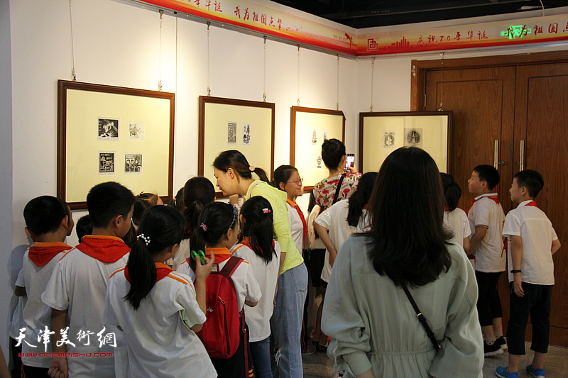 第八届天津市河西区中小学师生藏书票作品展现场