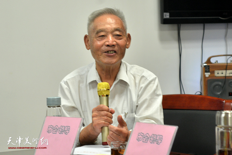 88岁高龄德高望重的郑耀鼎先生代表书画家发言。