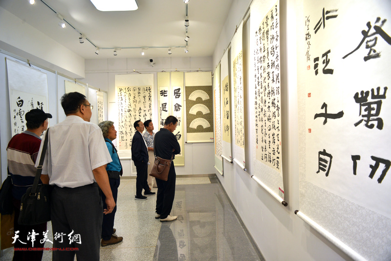 参会的书画家们观看“天津市第九届中老年书画大赛作品展”。