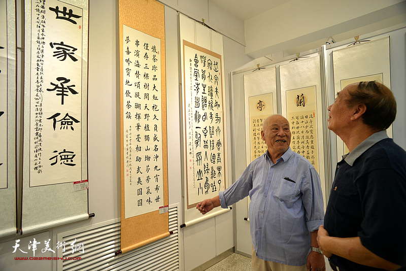 参会的书画家们观看“天津市第九届中老年书画大赛作品展”。