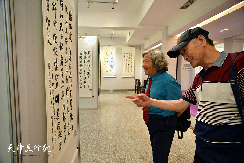 参会的书画家们观看“天津市第九届中老年书画大赛作品展”。