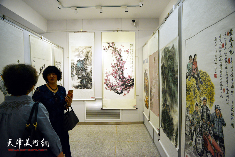 参会的书画家们观看“天津市第九届中老年书画大赛作品展”。