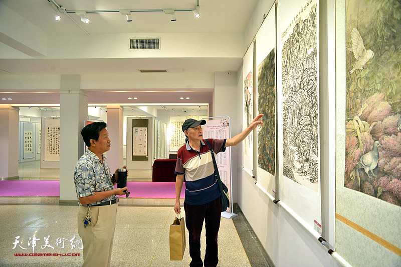 参会的书画家们观看“天津市第九届中老年书画大赛作品展”。