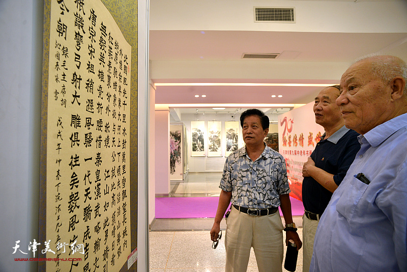 参会的书画家们观看“天津市第九届中老年书画大赛作品展”。