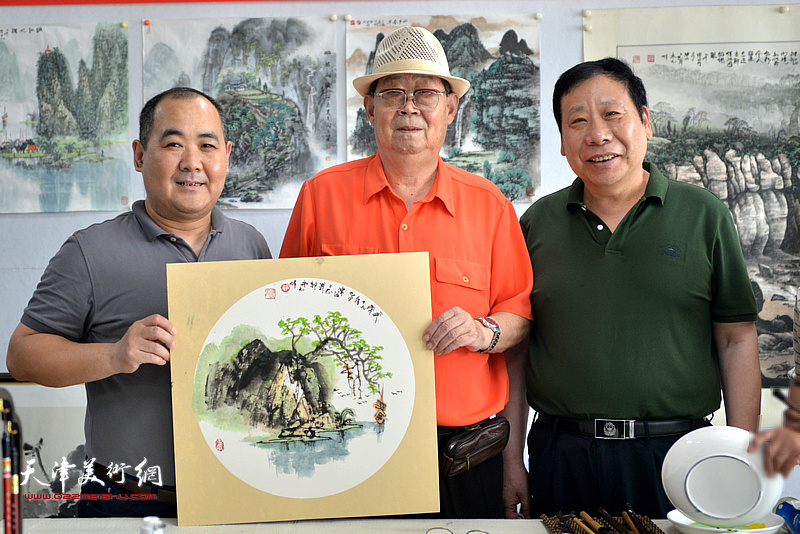 著名山水画家郭永元与今晚文化传播有限公司总经理刘忠荣、“师情画意”栏目运营总监杨利民在一起。