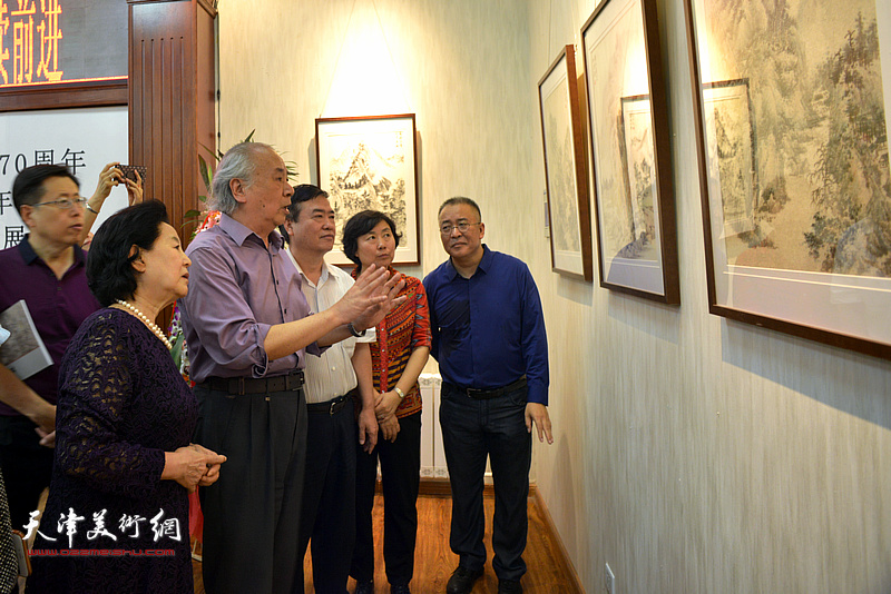 王振德在画展现场讲解邢津画作。