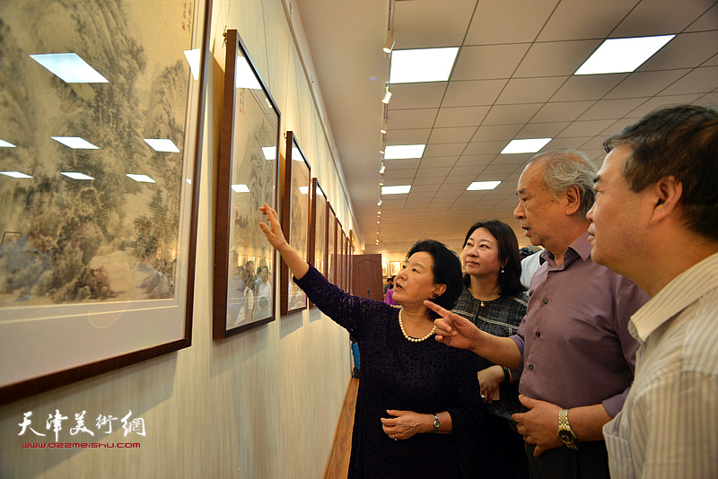 王振德在画展现场讲解邢津画作。