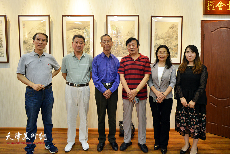 左起：马竞、王学书、刘建华、琚俊雄、马丽娣、陈子君在画展现场。